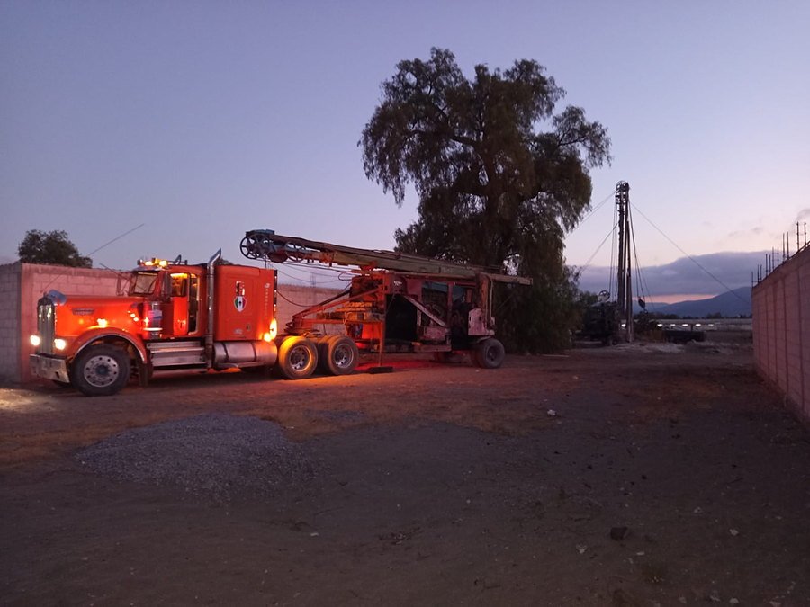Camión perforador al atardecer