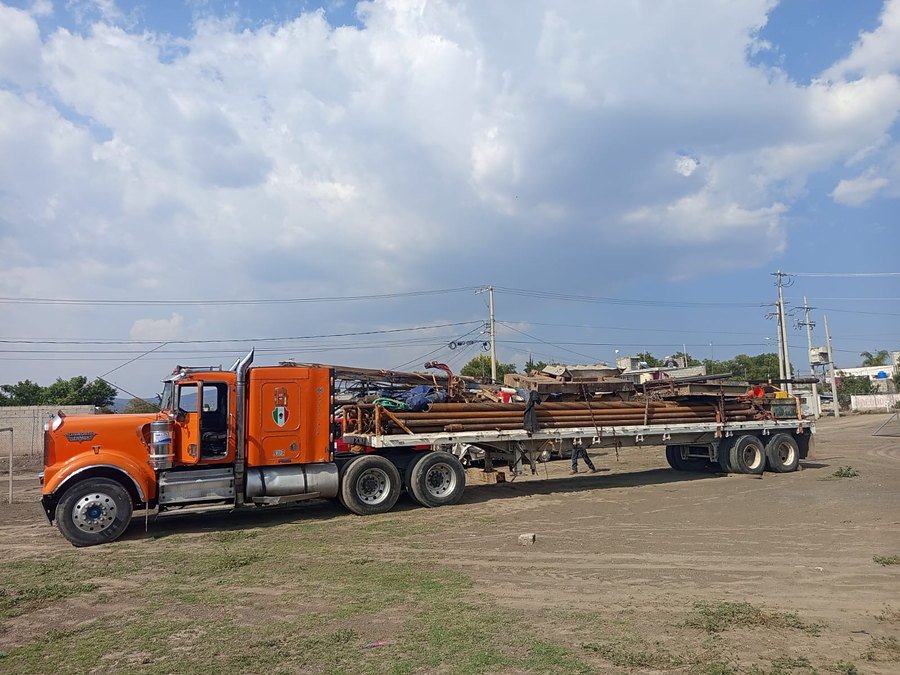 Camión Kenworth transportando tubería de ademe