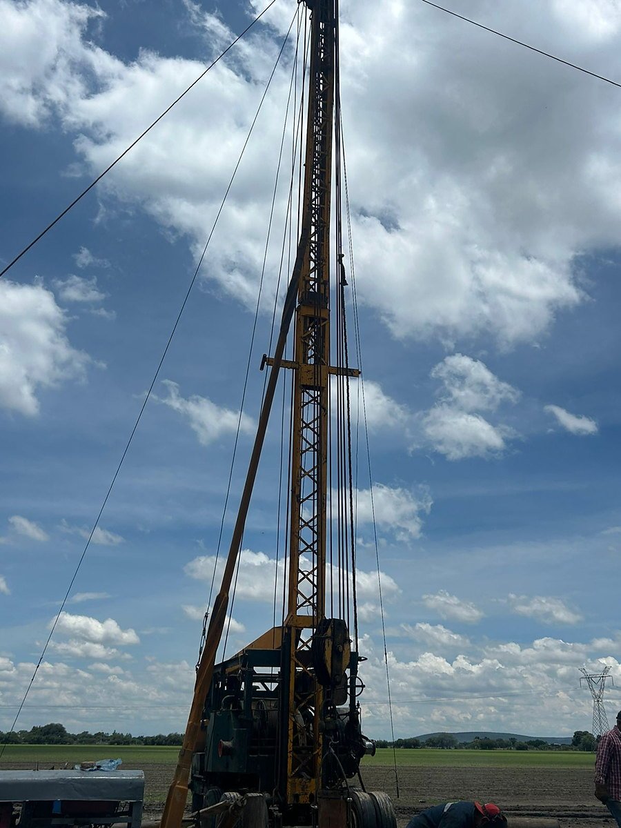 Torre de perforación operando bajo cielo despejado
